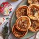 Mini tarte festive cu Brie, pere, miere și nuci
