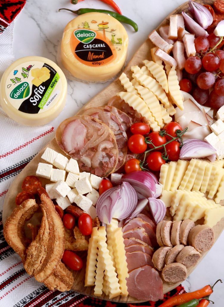 platou aperitiv taranesc cu mezeluri traditionale romanesti de craciun