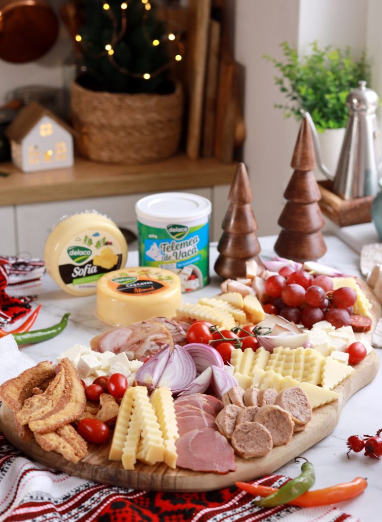 Platou aperitiv tradițional pentru Crăciun cu preparate românești și brânzeturi Delaco