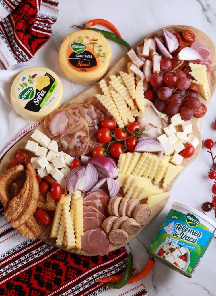Platou aperitiv țărănesc tradițional românesc cu mezeluri, slănină, telemea și cașcaval Sofia