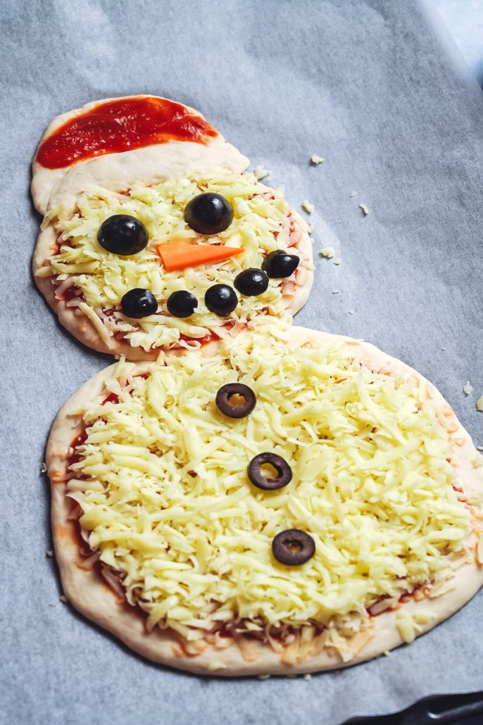 pizza om de zapada inainte de coacere, cu mozzarella Gourmet si sos de rosii