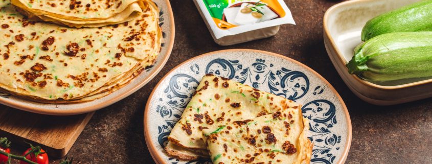 Clătite sărate cu dovlecei și telemea de capră Delaco, rumene și pufoase, servite pe farfurie