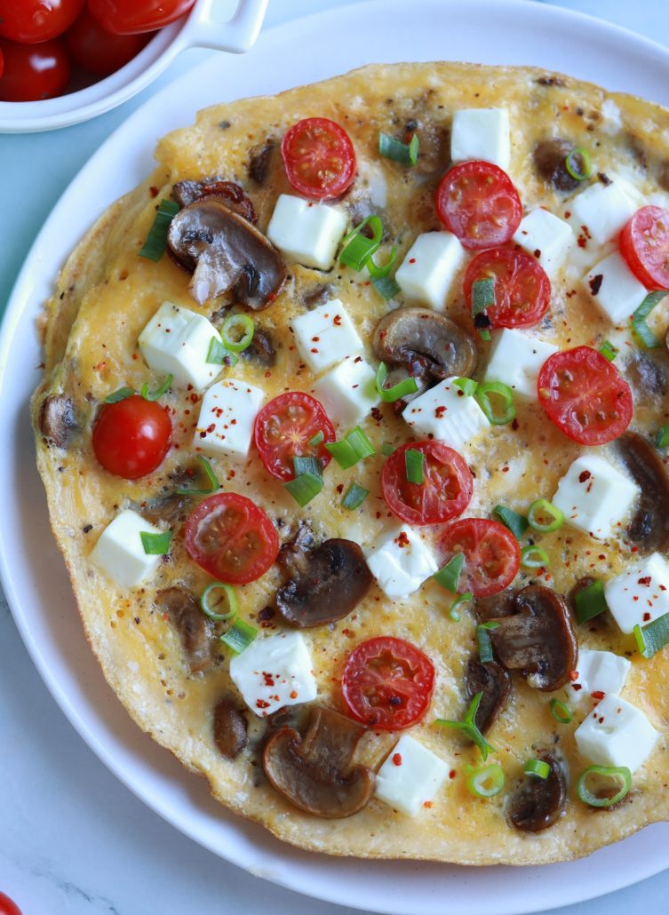 Reteta omleta cu telemea de oaie, rosii si ciuperci