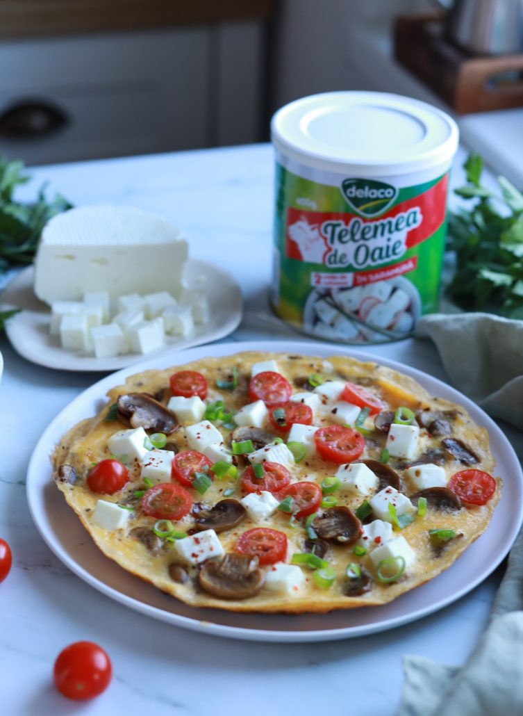 Omleta cu telemea de oaie Delaco, rosii cherry si ciuperci