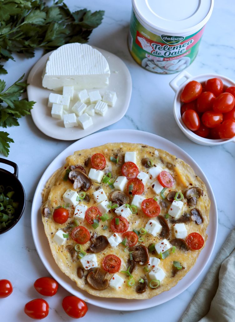 Mic dejun rapid: omletă cu telemea de oaie, roșii cherry și ciuperci, gata de servire