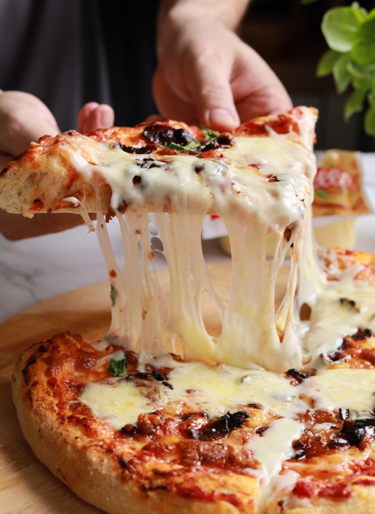 Rețetă pizza cu ceapă caramelizată, bacon și mozzarella topită