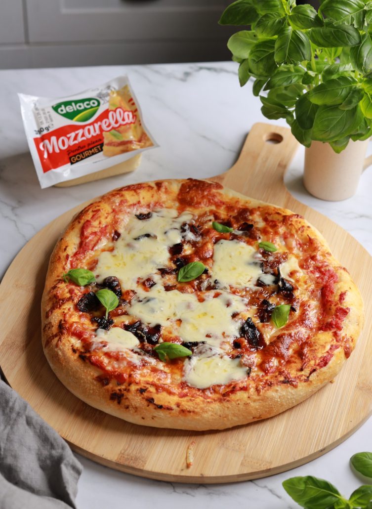 Pizza cu ceapă caramelizată, bacon crocant și mozzarella Delaco, proaspăt scoasă din cuptor