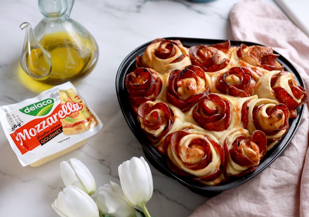 Pizza în formă de inimă cu trandafiri din salam și Mozzarella Gourmet Delaco, coaptă în tavă