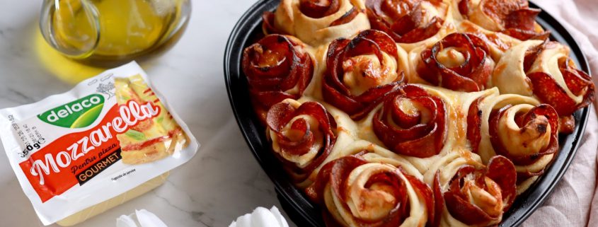 Pizza în formă de inimă cu trandafiri din salam și Mozzarella Gourmet Delaco, coaptă în tavă