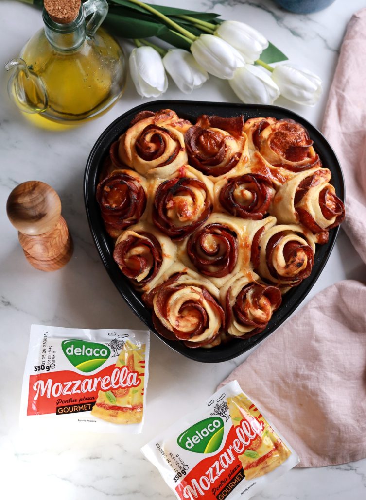 Pizza în formă de inimă cu trandafiri din salam, ideală pentru o cină romantică acasă