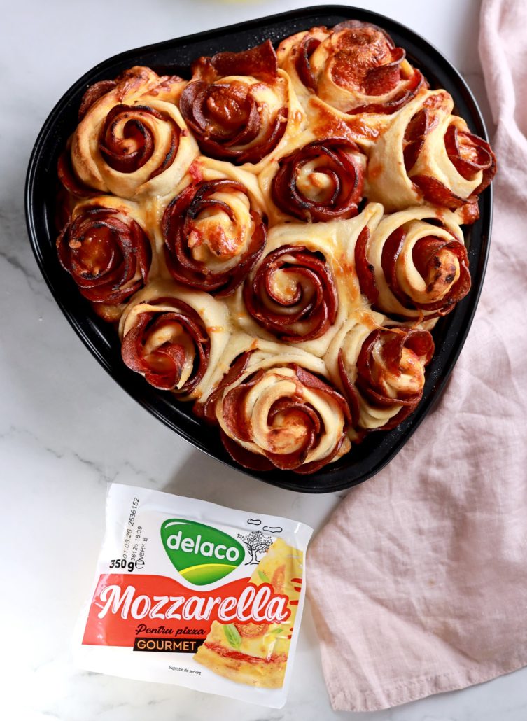 Pizza pentru Ziua Îndrăgostiților în formă de inimă, cu mozzarella topită și salam crocant