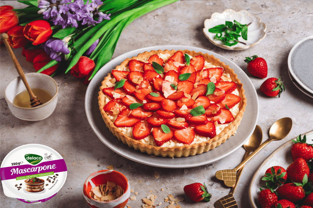 Tartă cu căpșuni și cremă fină de mascarpone Delaco, decorată cu fulgi de migdale și mentă