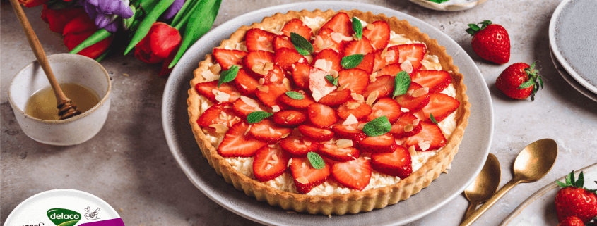Tartă cu căpșuni și cremă fină de mascarpone Delaco, decorată cu fulgi de migdale și mentă