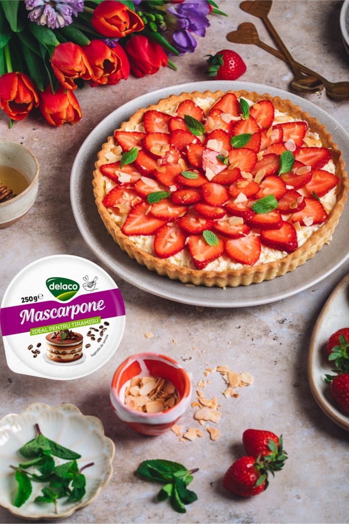 Desert elegant cu mascarpone Delaco și căpșuni aranjate în formă de floare