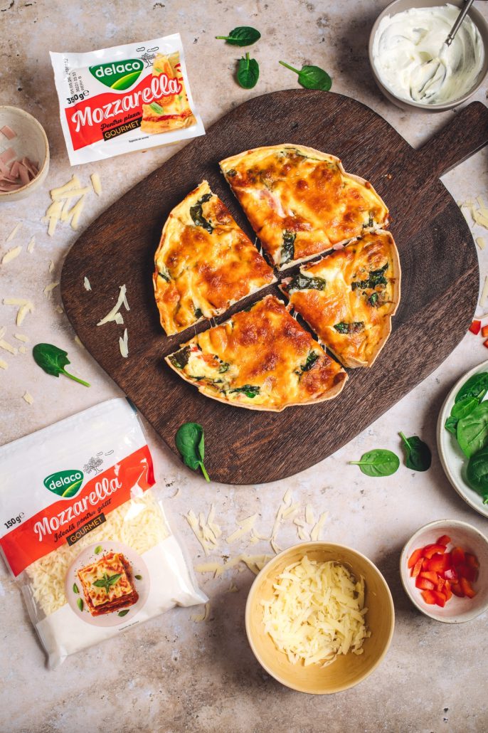 felii de quiche rapid în tortilla cu mozzarella, spanac și ardei, servite pe platou