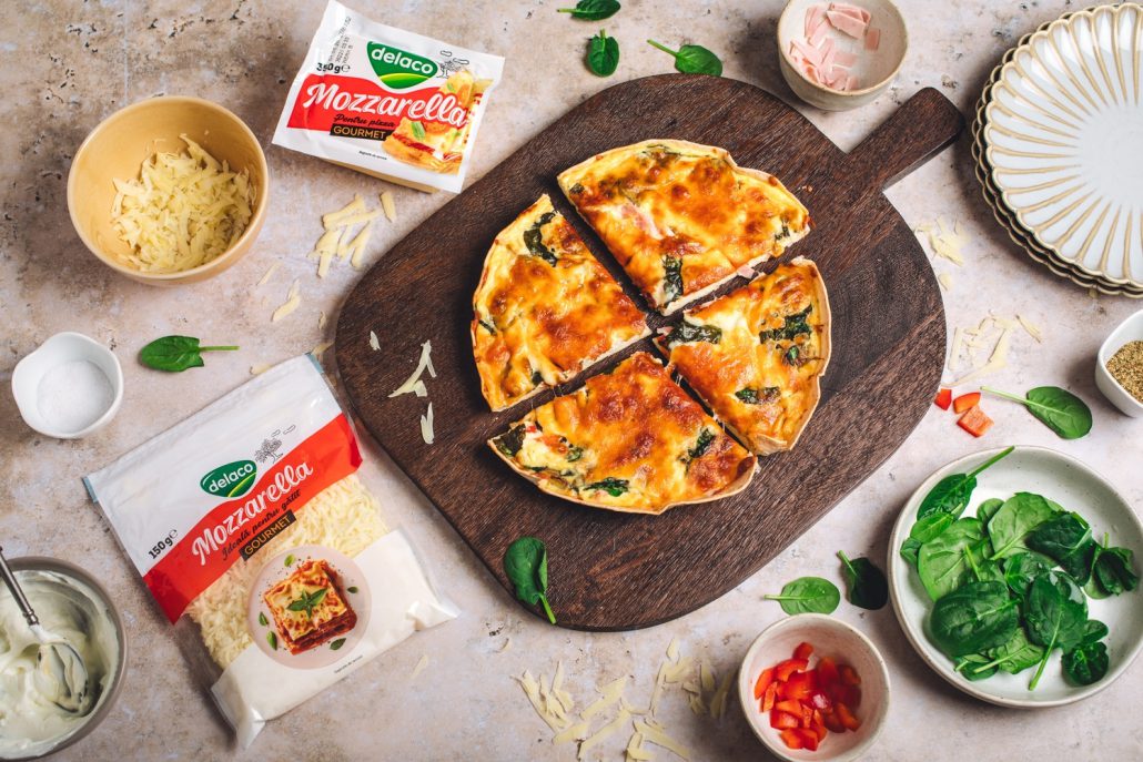 tortilla quiche la cuptor tăiat în felii, cu ouă, șuncă, spanac și mozzarella rumenită