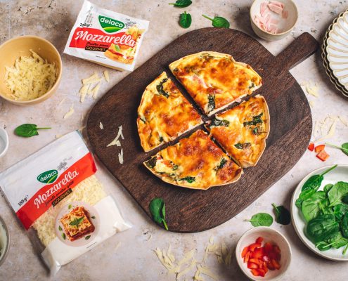 tortilla quiche la cuptor tăiat în felii, cu ouă, șuncă, spanac și mozzarella rumenită