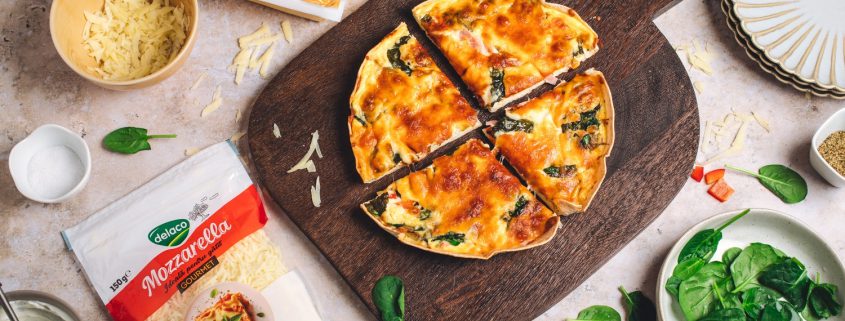 tortilla quiche la cuptor tăiat în felii, cu ouă, șuncă, spanac și mozzarella rumenită