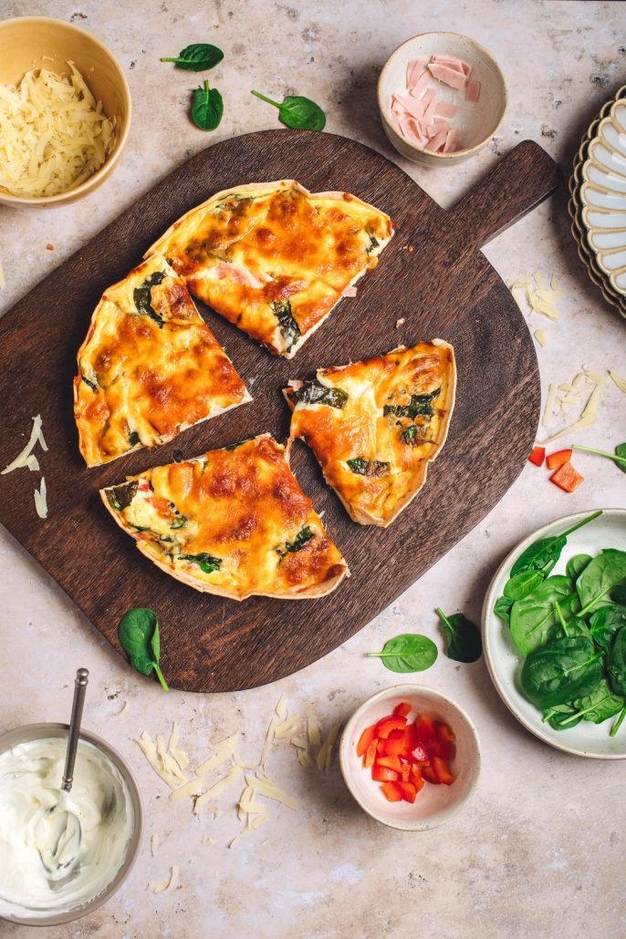 quiche rapid în tortilla tăiat felii cu ouă, spanac și Mozzarella Gourmet Delaco