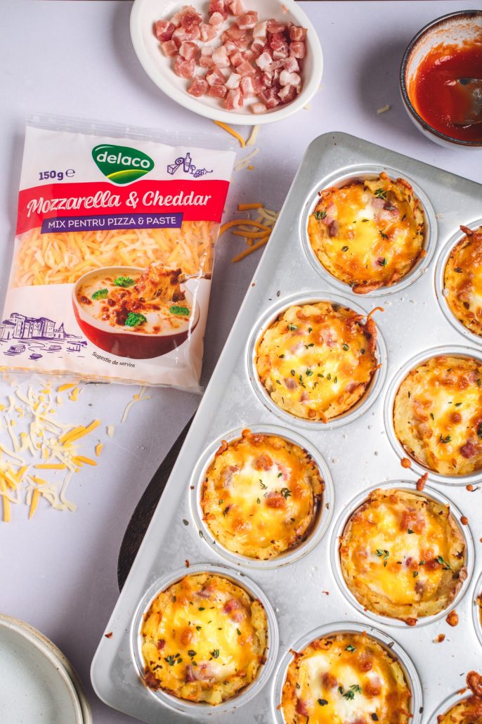Brioșe de cartofi gratinați cu mozzarella și cheddar, coapte în tava de brioșe