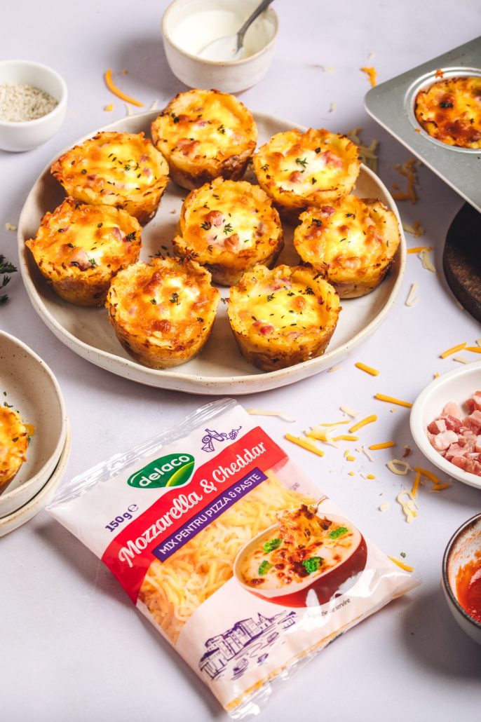 Cartofi gratinați crocanți în forme de brioșe, cu bacon și cheddar topit