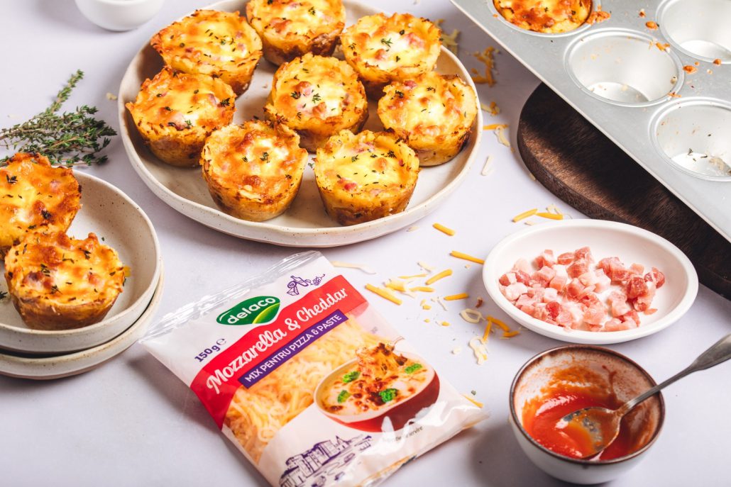 Cartofi gratinați în forme de brioșe cu bacon și Mix de Mozzarella & Cheddar, serviți pe farfurie