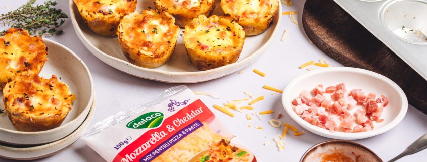 Cartofi gratinați în forme de brioșe cu bacon și Mix de Mozzarella & Cheddar, serviți pe farfurie