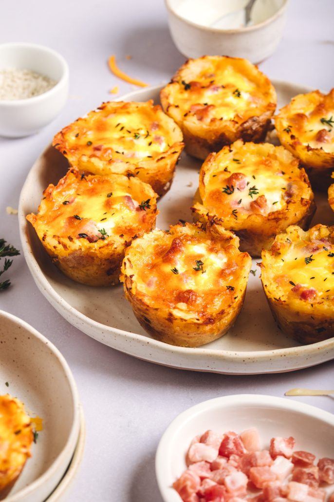 Aperitive cu cartofi gratinați în forme de brioșe, cu crustă aurie de mozzarella și cheddar