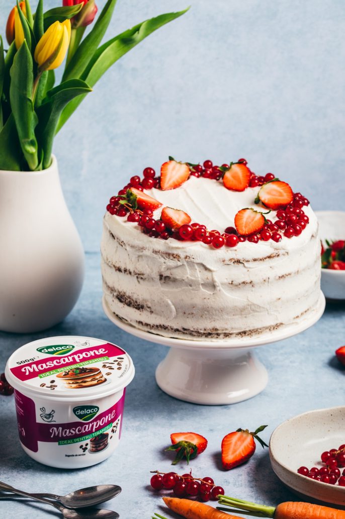 tort de morcovi cu crema de mascarpone decorat cu capsuni si coacaze rosii
