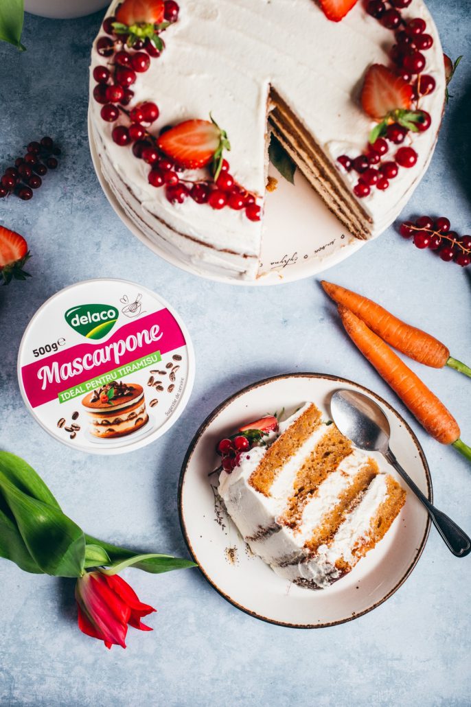 desert de paste tort carrot cake cu crema fina de mascarpone si fructe