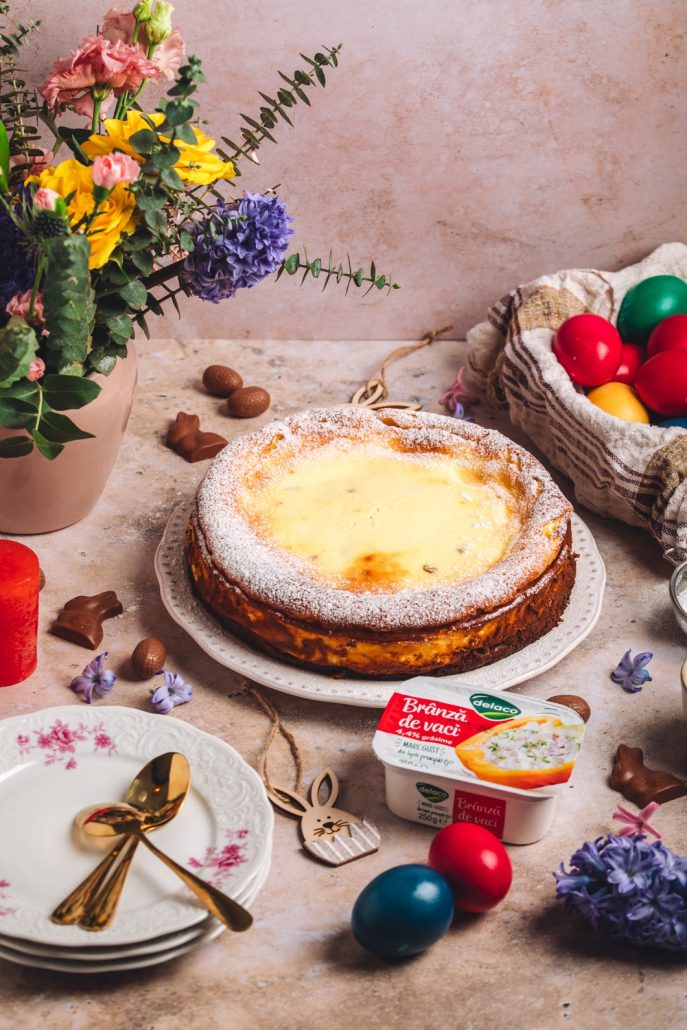 pască de Paște fără aluat cu brânză de vaci, decorată festiv cu ouă colorate