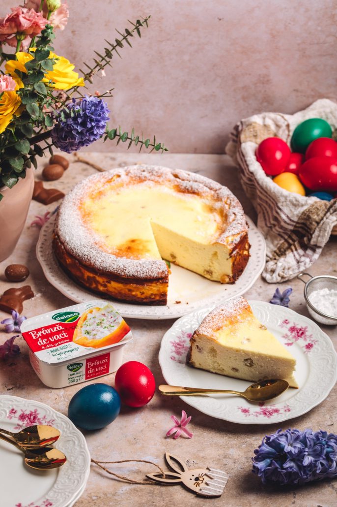 felie de pască fără aluat cremoasă, cu brânză de vaci, servită pe farfurie