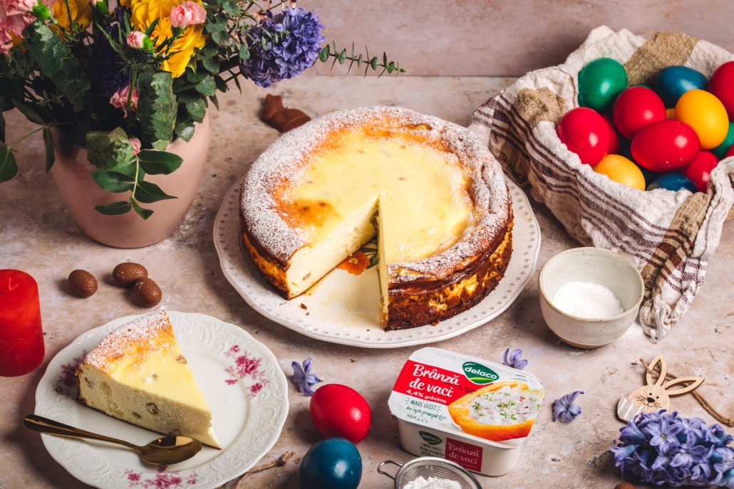 pască fără aluat cu brânză de vaci Delaco, întreagă, pudrată cu zahăr, decor de Paște