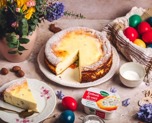 pască fără aluat cu brânză de vaci Delaco, întreagă, pudrată cu zahăr, decor de Paște