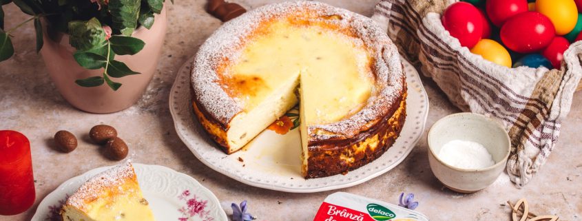 pască fără aluat cu brânză de vaci Delaco, întreagă, pudrată cu zahăr, decor de Paște