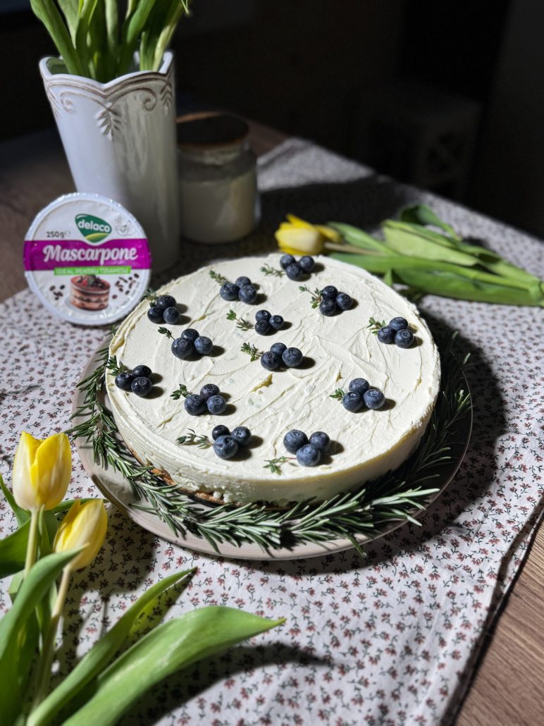 cheesecake fără coacere cu mascarpone și lime decorat cu afine