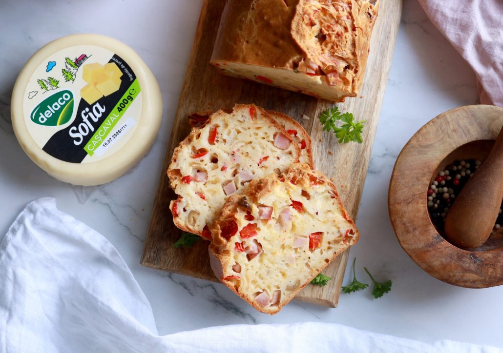 Chec sărat cu Cașcaval Sofia și șuncă – aperitiv pufos la cuptor