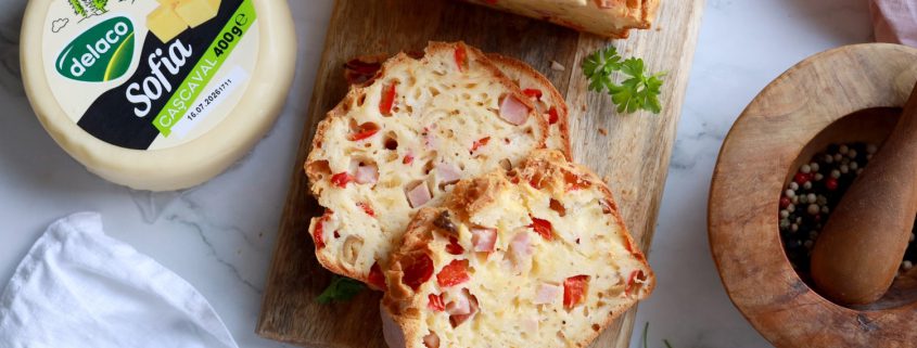 Chec sărat cu Cașcaval Sofia și șuncă – aperitiv pufos la cuptor