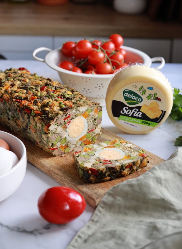 drob de pui pentru Paște, tăiat felii, cu ouă în interior