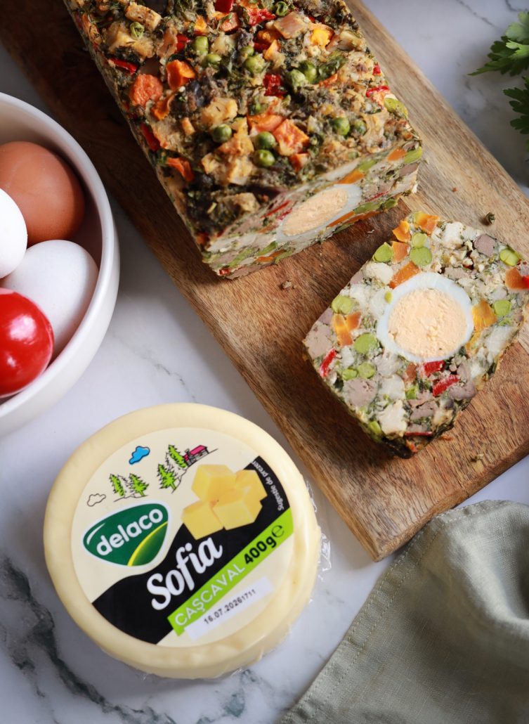 felie de drob de pui cu cașcaval Sofia, legume și ouă fierte