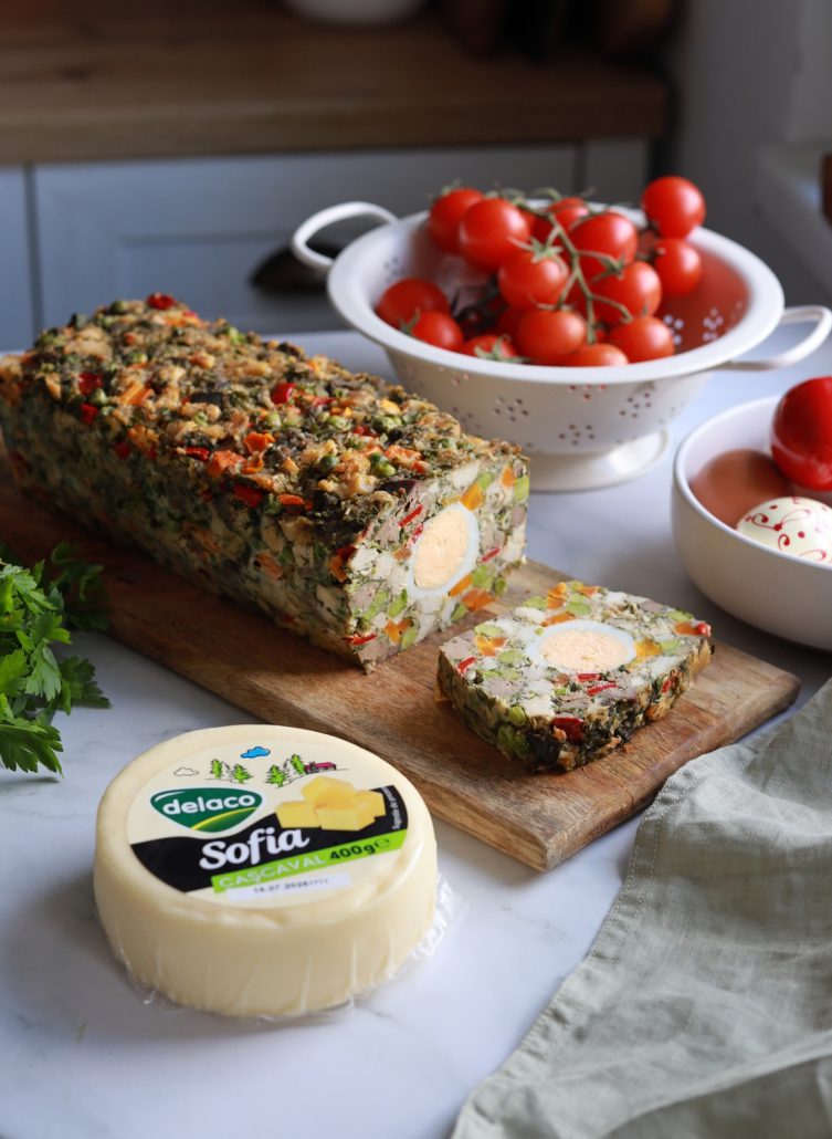 drob de pui pentru Paște, cu legume, ouă fierte și cașcaval Sofia