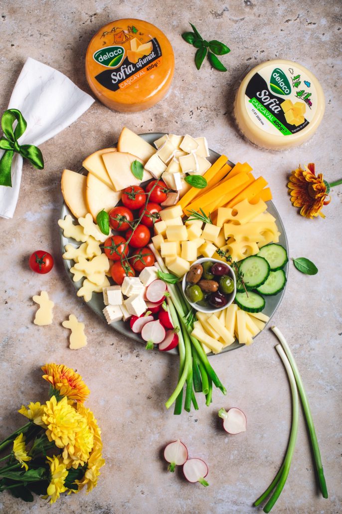 platou festiv de Paște cu cașcaval Sofia, telemea și legume colorate