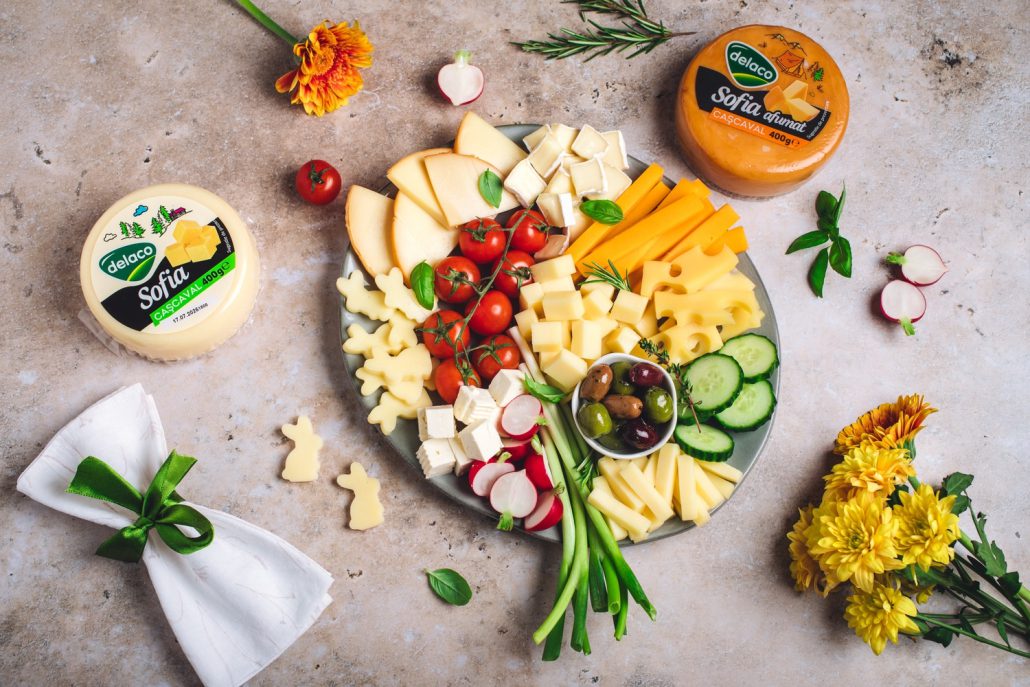 platou de brânzeturi pentru Paște cu cașcaval Sofia și legume proaspete