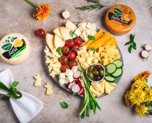 platou de brânzeturi pentru Paște cu cașcaval Sofia și legume proaspete