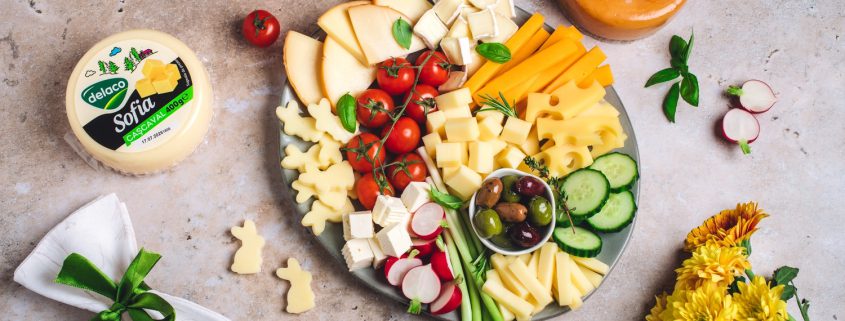 platou de brânzeturi pentru Paște cu cașcaval Sofia și legume proaspete