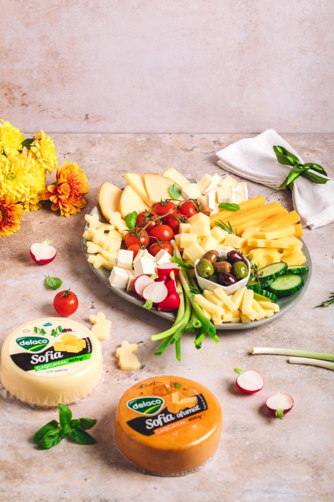 cum faci un platou de brânzeturi pentru masa de Paște acasă