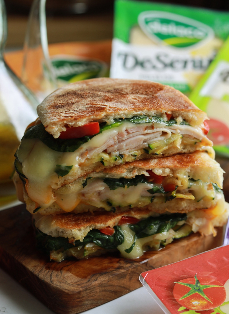 Sandviș cu dovlecei, mozzarella și cheddar DeSenviș