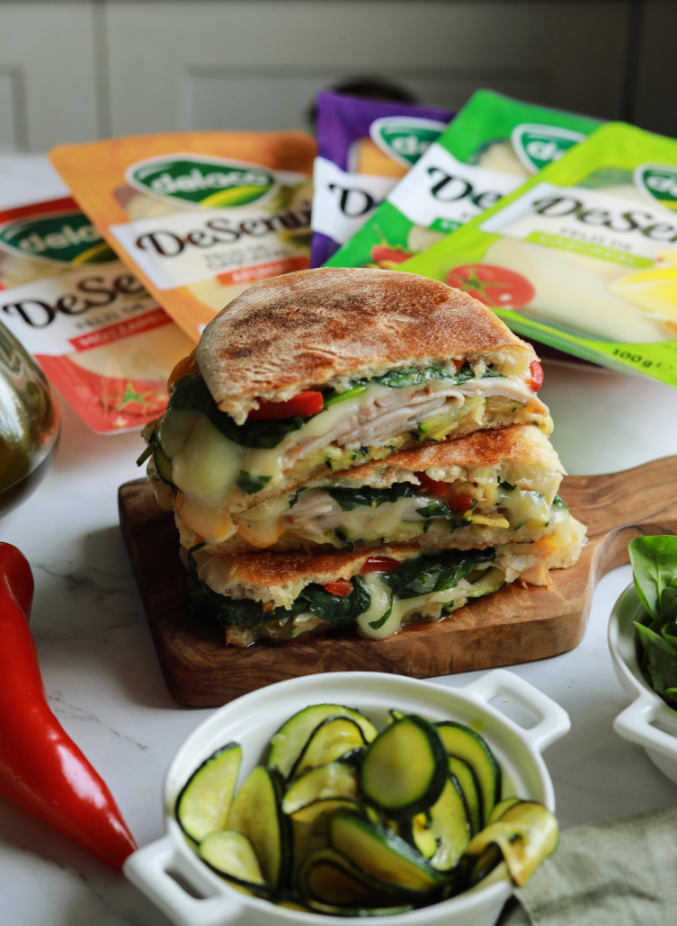Sandwich cu dovlecei trași la tigaie și mozzarella DeSenviș topită