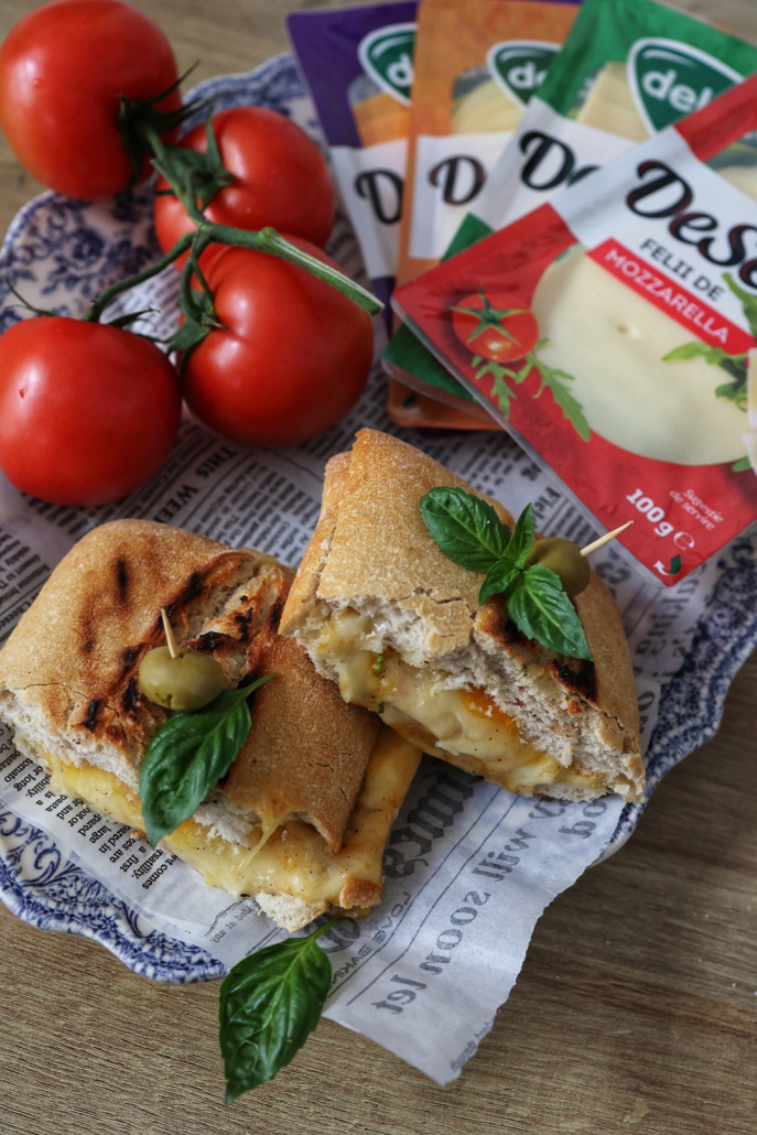 Panini Quattro Formaggi cu emmentaler, cașcaval afumat, mozzarella și cheddar DeSenviș topite