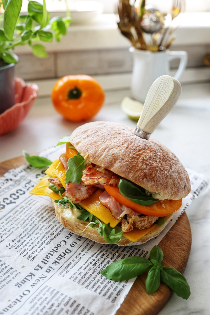 Chicken Ranch Pita gourmet cu piept de pui, bacon crocant și cheddar DeSenviș